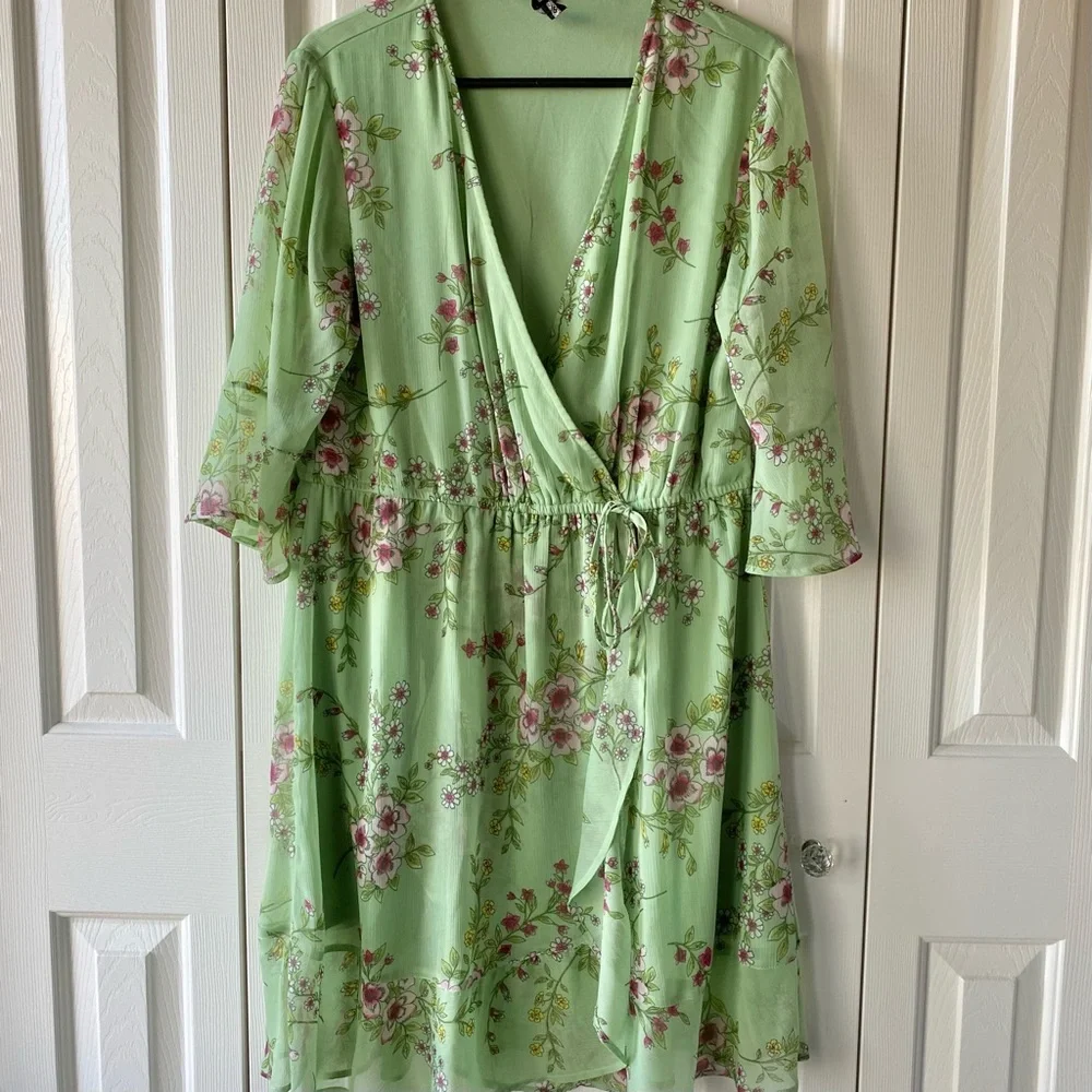 Influence Floral Dress - Picture 2 of 8